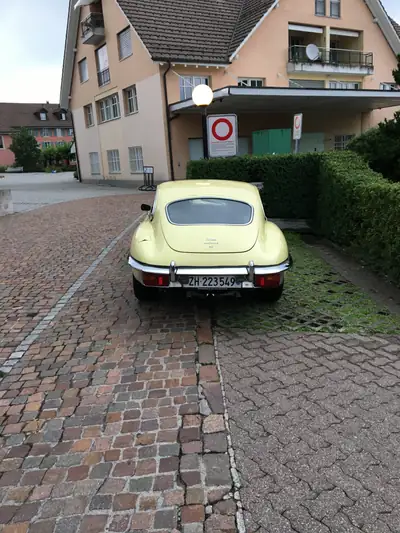 Jaguar E-Type Série 2 1970 — Légende britannique jaune, première main suisse — côté