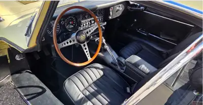 Jaguar E-Type Série 2 1970 — Légende britannique jaune, première main suisse — intérieur