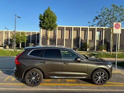 Volvo XC60 2.0 D5 Inscription AWD — SUV premium 44'000 km, état impeccable — vista posteriore