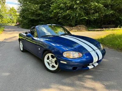 Mazda MX-5 1.8i 16V Anniversary — Roadster légendaire, 28 450 km seulement — côté