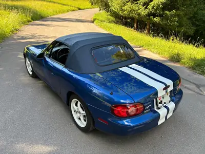 Mazda MX-5 1.8i 16V Anniversary — Roadster légendaire, 28 450 km seulement — détail