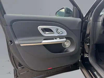 Mercedes-Benz GLB 220 4Matic — SUV compact hybride essence, 20 km seulement — Miniature 11
