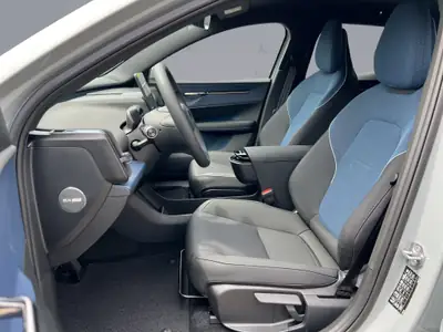 Volvo EX30 E60 Core — SUV électrique compact, 272 ch et seulement 10'000 km — Miniature 9