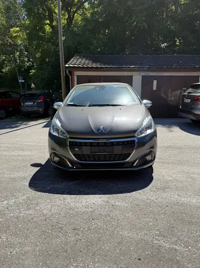 Peugeot 208 1.2 PureTech — Citadine économique et fiable, 14'174 km seulement — fianco