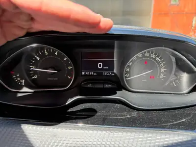 Peugeot 208 1.2 PureTech — Citadine économique et fiable, 14'174 km seulement — interni