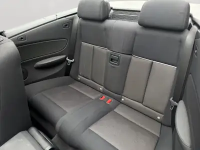 BMW 118d Cabrio — Décapotable diesel élégante, moteur fiable et économe — interior