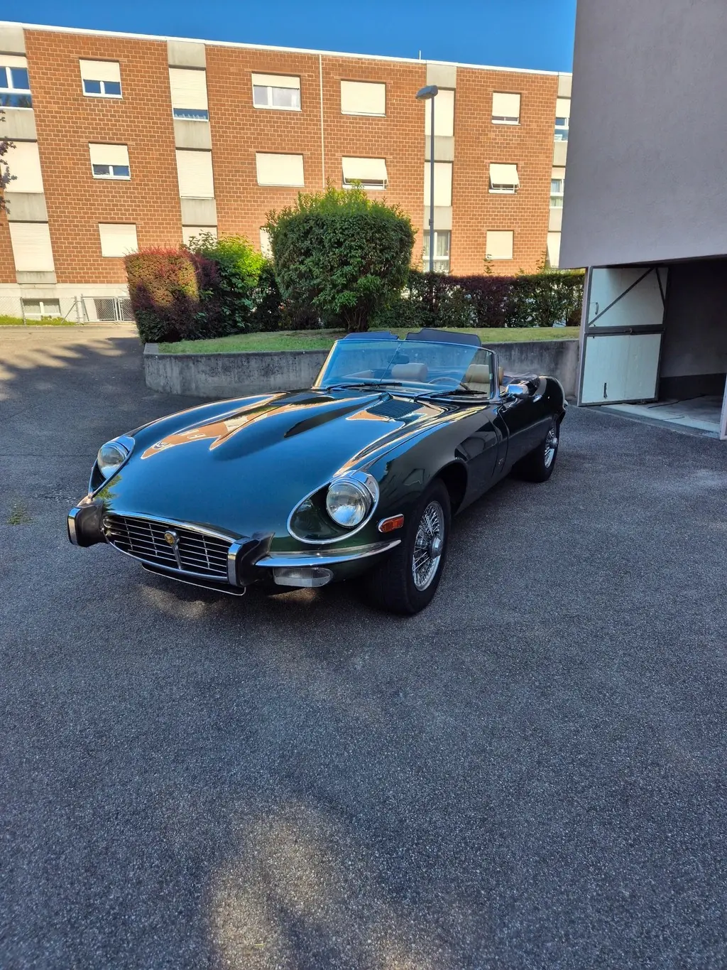 Jaguar E-Type V12 Cabrio 1974 — Légende britannique, moteur mythique