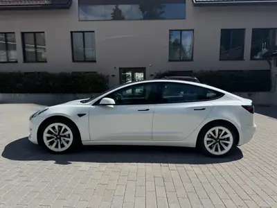 Tesla Model 3 Long Range Dual Motor AWD — Performance électrique et autonomie exceptionnelle — vista posteriore