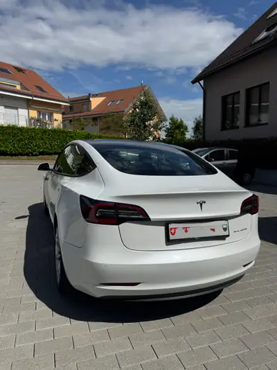 Tesla Model 3 Long Range Dual Motor AWD — Performance électrique et autonomie exceptionnelle — cruscotto