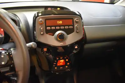 Citroën C1 1.0 VTi Shine — Petite citadine pétillante, modèle 2021 révisée et sans sinistre — Thumbnail 13