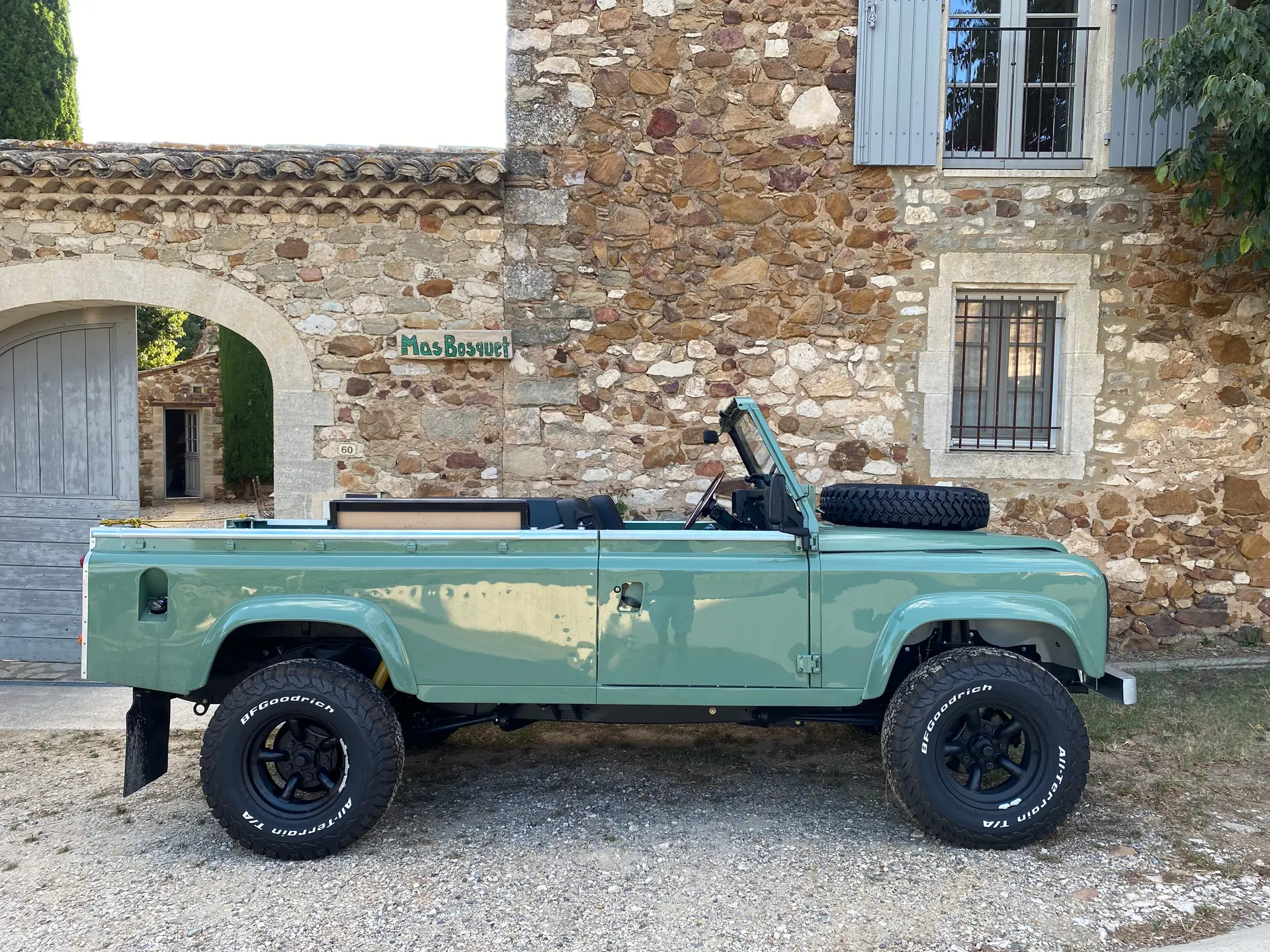 Land Rover 88-110 3.5 V8 Station Wagon — Cabriolet collector 1984, restauration complète — vue extérieure