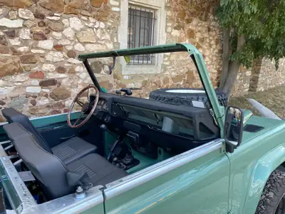 Land Rover 88-110 3.5 V8 Station Wagon — Cabriolet collector 1984, restauration complète — côté