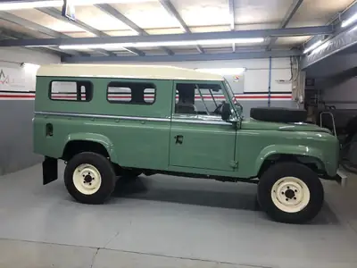 Land Rover 88-110 3.5 V8 Station Wagon — Cabriolet collector 1984, restauration complète — intérieur