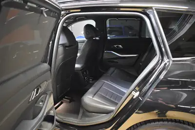 BMW 320d xDrive Touring M Sport — Berline familiale diesel, équipement haut de gamme et service gratuit — Thumbnail 15