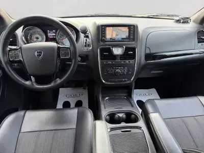 Lancia Voyager 2.8D S Automatic — Monospace 7 places fiable, diesel économique — rear view