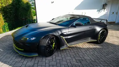 Aston Martin V12 Vantage Roadster No. 77/249 — Supercar décapotable, édition limitée 2026 — Außenansicht