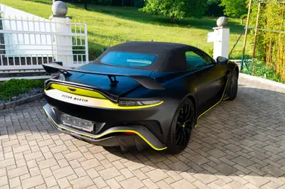 Aston Martin V12 Vantage Roadster No. 77/249 — Supercar décapotable, édition limitée 2026 — Heckansicht