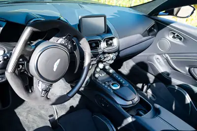 Aston Martin V12 Vantage Roadster No. 77/249 — Supercar décapotable, édition limitée 2026 — Detail