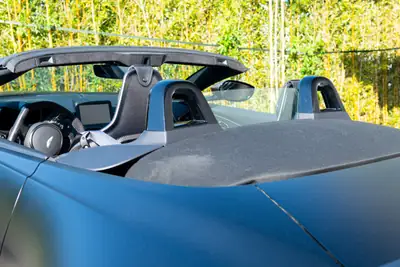 Aston Martin V12 Vantage Roadster No. 77/249 — Supercar décapotable, édition limitée 2026 — Miniatur 10