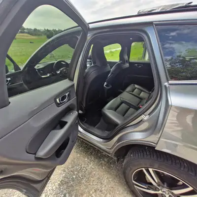 Volvo XC60 2.0 T8 R-Design — SUV hybride rechargeable performant, 48'000 km — Miniature 8