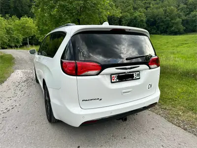 Chrysler Pacifica Touring L — Monospace familial 7 places, 291 ch, sans sinistre — côté