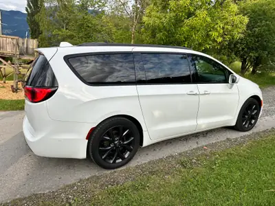 Chrysler Pacifica Touring L — Monospace familial 7 places, 291 ch, sans sinistre — intérieur