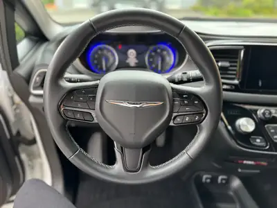 Chrysler Pacifica Touring L — Monospace familial 7 places, 291 ch, sans sinistre — Miniature 8