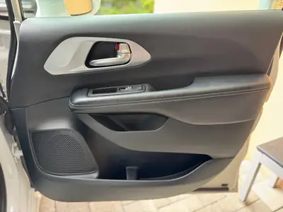 Chrysler Pacifica Touring L — Monospace familial 7 places, 291 ch, sans sinistre — Miniature 18