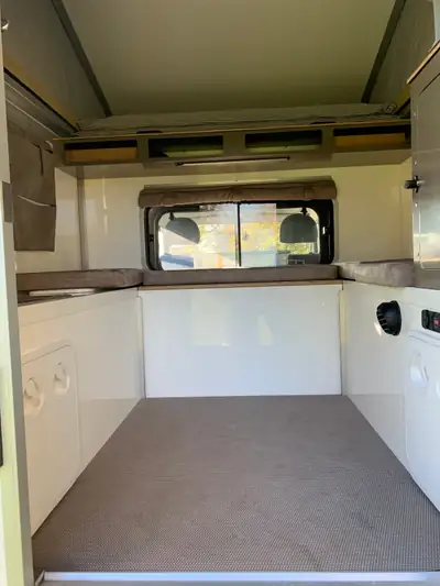 Land Rover Defender 130 2.2 TD4 — Pick-up robuste, 84000 km, diesel fiable — tableau de bord