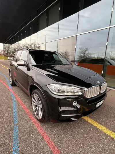 BMW X5 M50d — SUV premium diesel, 381 ch et panoramique, kilométrage modéré — Heckansicht