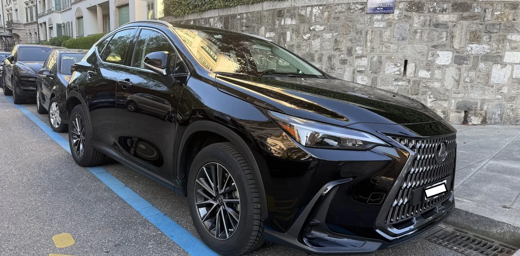 Lexus NX 350h Impression FWD — SUV Hybride Compact, État Impeccable, 19'900 km