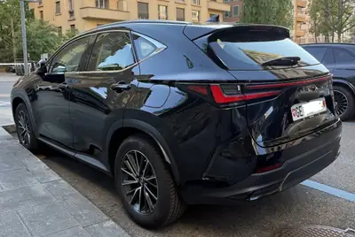 Lexus NX 350h Impression FWD — SUV Hybride Compact, État Impeccable, 19'900 km — arrière
