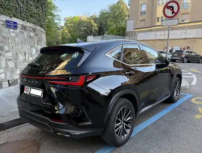 Lexus NX 350h Impression FWD — SUV Hybride Compact, État Impeccable, 19'900 km — intérieur