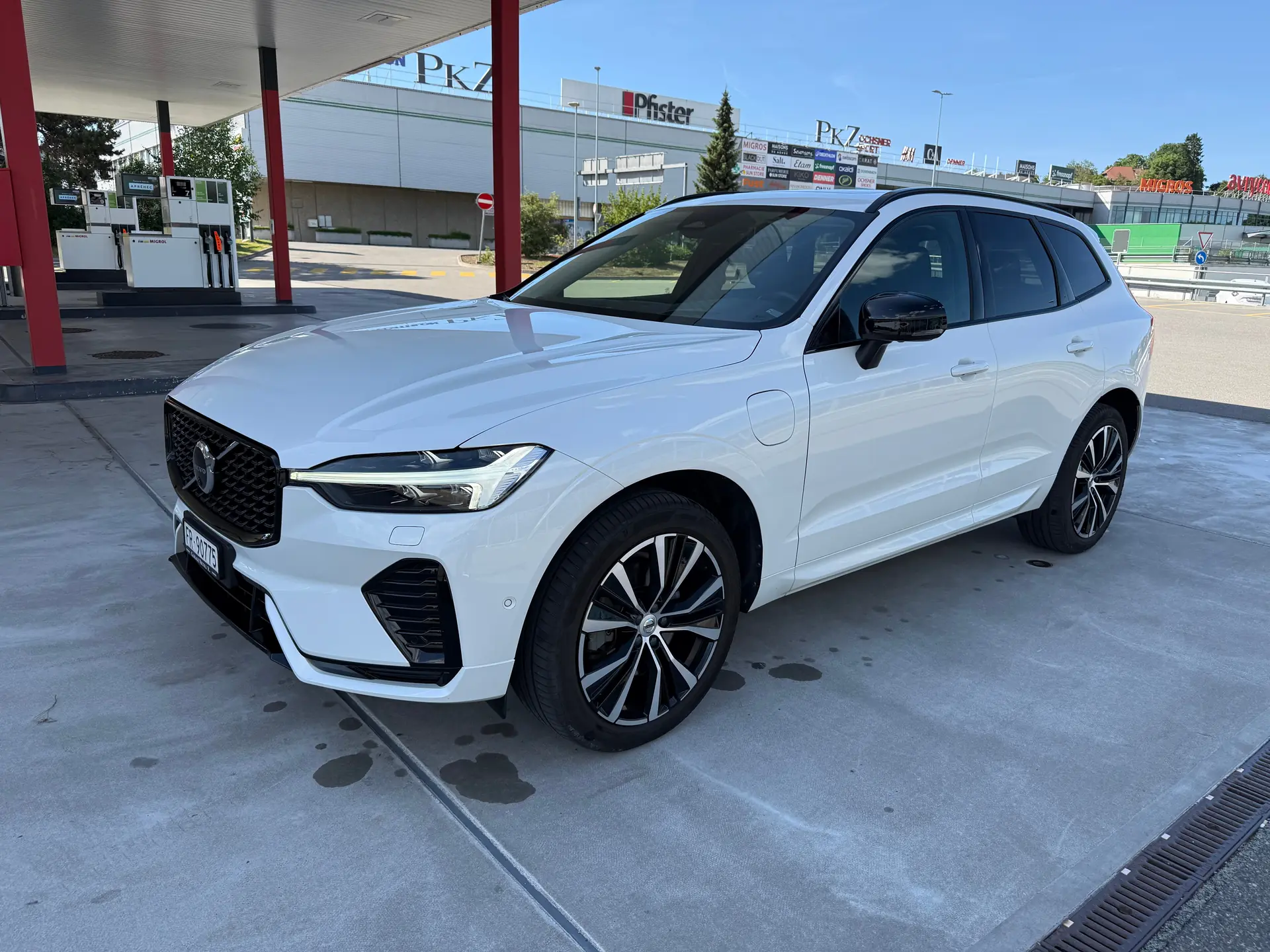 Volvo XC60 2.0 T8 TE Ultimate Dark eAWD — Hybride rechargeable premium, 75'000 km seulement — vista esterna