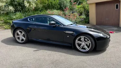 Aston Martin V8 Vantage 4.7 Sportshift — Coupé British de prestige, 425 ch purs — Außenansicht