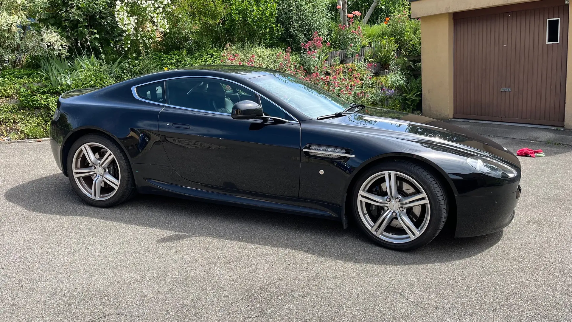Aston Martin V8 Vantage 4.7 Sportshift — Coupé British de prestige, 425 ch purs — Außenansicht
