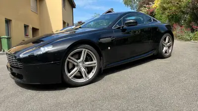 Aston Martin V8 Vantage 4.7 Sportshift — Coupé British de prestige, 425 ch purs — Seitenansicht