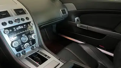 Aston Martin V8 Vantage 4.7 Sportshift — Coupé British de prestige, 425 ch purs — Miniatur 7