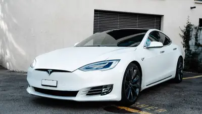 Tesla Model S Long Range Raven 2020 — Berline électrique haute performance, 123'000 km — vue extérieure