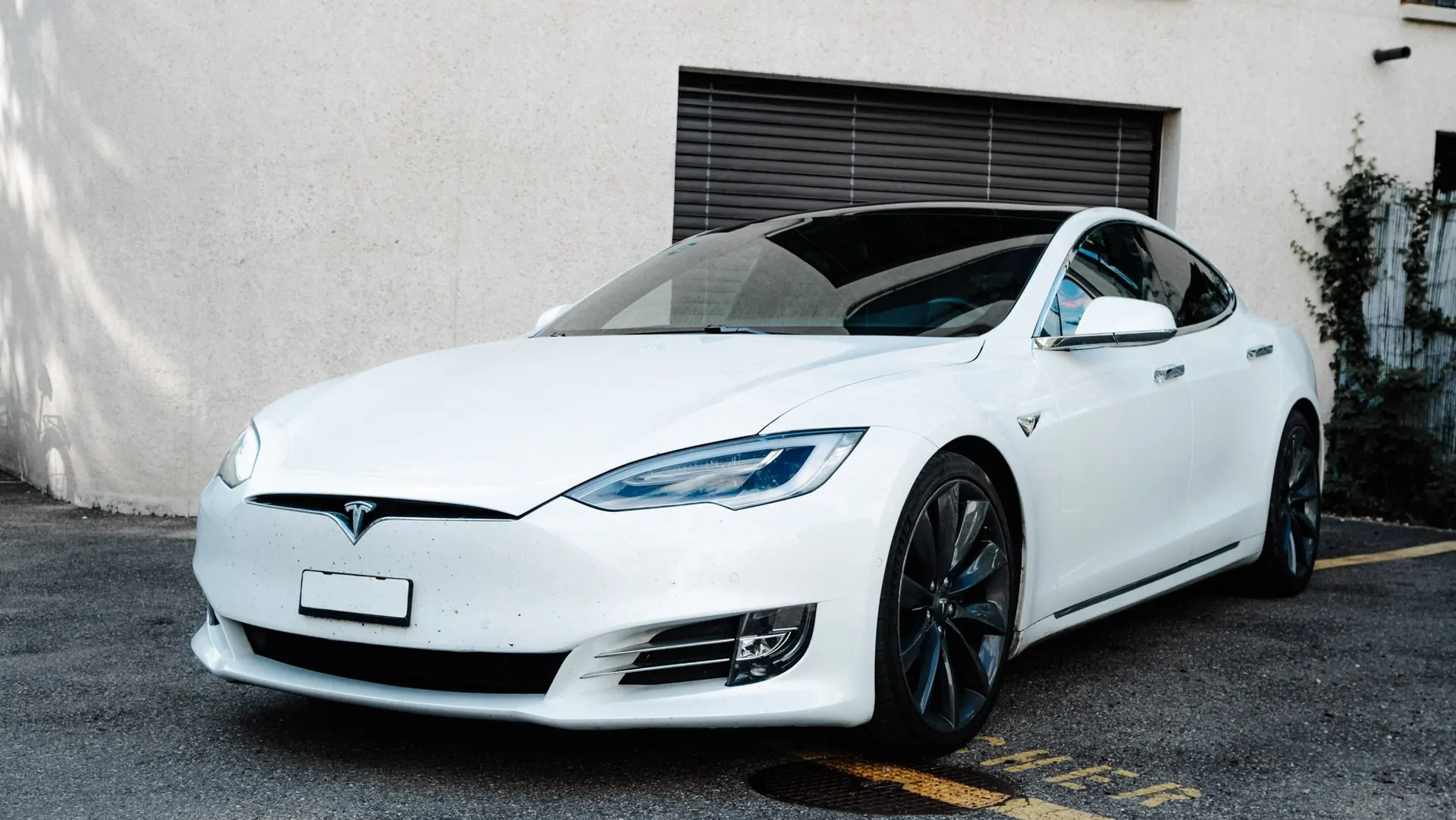 Tesla Model S Long Range Raven 2020 — Berline électrique haute performance, 123'000 km — vue extérieure