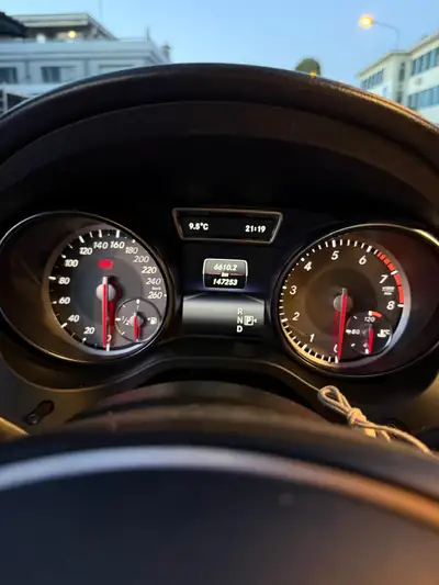 Mercedes-Benz CLA 250 — Berline sportive 2018, toit panoramique et 8-fach équipée — détail