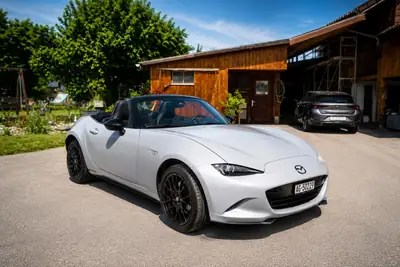 Mazda MX-5 2.0 Liter 184 PS Homura — Roadster cabriolet sportif, entretien complet — Heckansicht