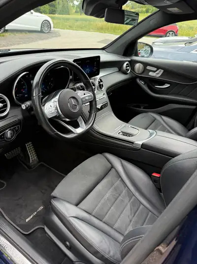 Mercedes-Benz GLC Coupé 220 d AMG Line — Diesel 4Matic, design coupé premium — dashboard