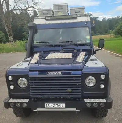 Land Rover Defender 2.5 TDi — Le mythe du tout-terrain robuste, diesel fiable — Seitenansicht