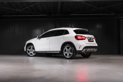 Mercedes-Benz GLA 220 AMG Line — SUV polyvalent, 4Matic, toit panoramique — side view