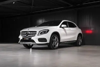 Mercedes-Benz GLA 220 AMG Line — SUV polyvalent, 4Matic, toit panoramique — interior