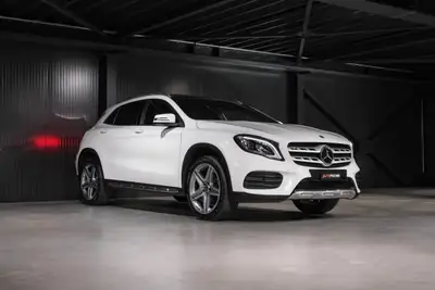 Mercedes-Benz GLA 220 AMG Line — SUV polyvalent, 4Matic, toit panoramique — dashboard