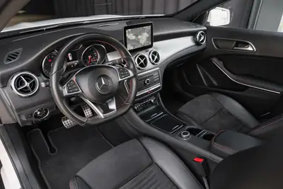 Mercedes-Benz GLA 220 AMG Line — SUV polyvalent, 4Matic, toit panoramique — Thumbnail 13