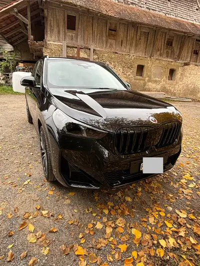 BMW X1 30e xDrive 2025 — SUV hybride rechargeable, 27'000 km, garantie constructeur 5 ans — vue extérieure