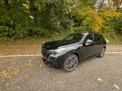 BMW X1 30e xDrive 2025 — SUV hybride rechargeable, 27'000 km, garantie constructeur 5 ans — côté